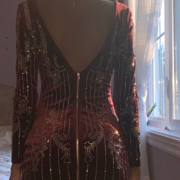BURGUNDY DRESS W/ PRETTY GOLD DETAILS - Picture 3 of 4